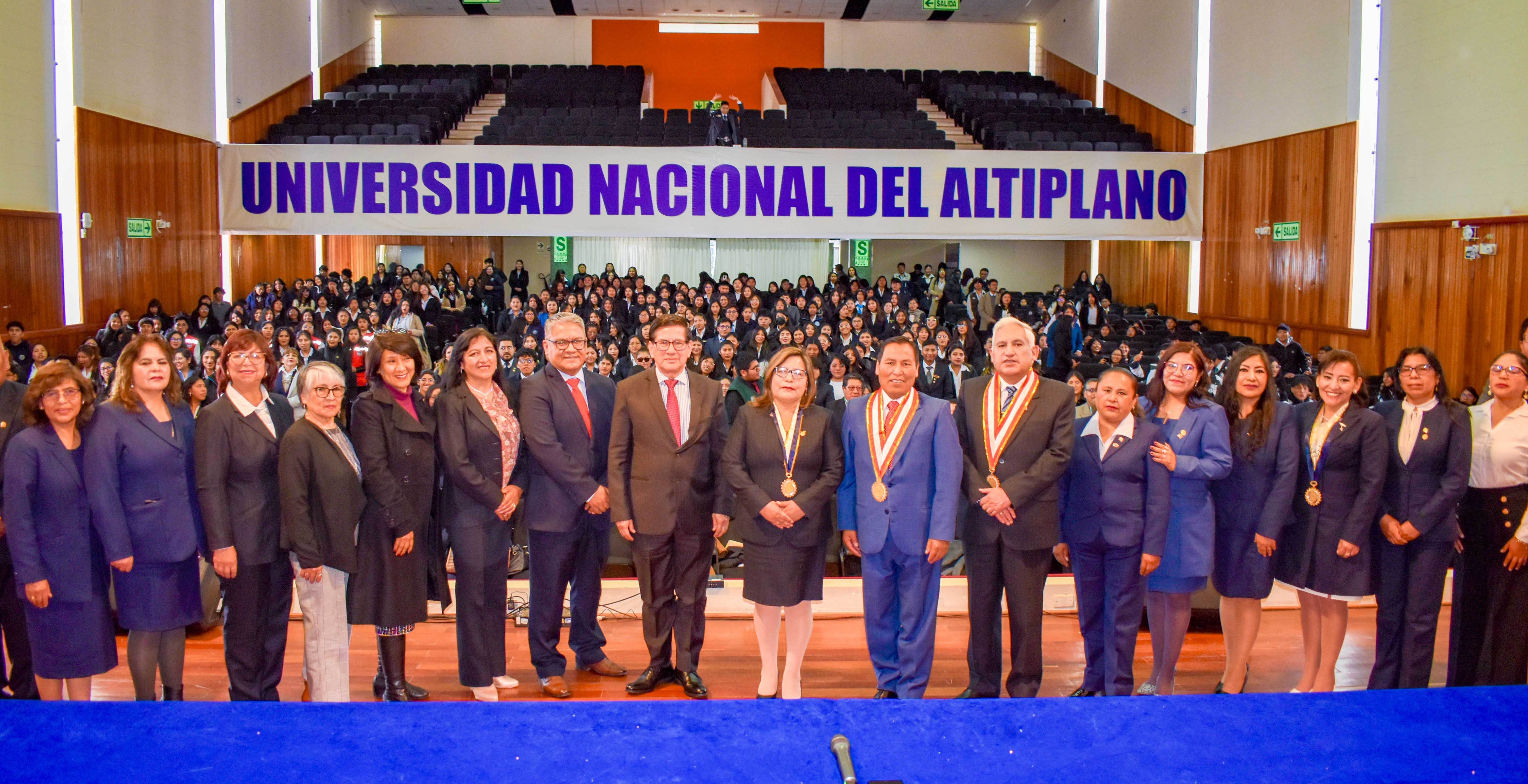 En el marco de su firme propósito de internacionalización y mejora continua, la Universidad Nacional del Altiplano de Puno ha iniciado un riguroso proceso de evaluación externa para los programas académicos de Trabajo Social y Biología. Este paso fundamental busca obtener la acreditación que ratifique la excelencia académica de sus estudiantes, la calidad de la enseñanza y el compromiso institucional con valores y una permanente actualización, reafirmando así su proyección hacia estándares internacionales.