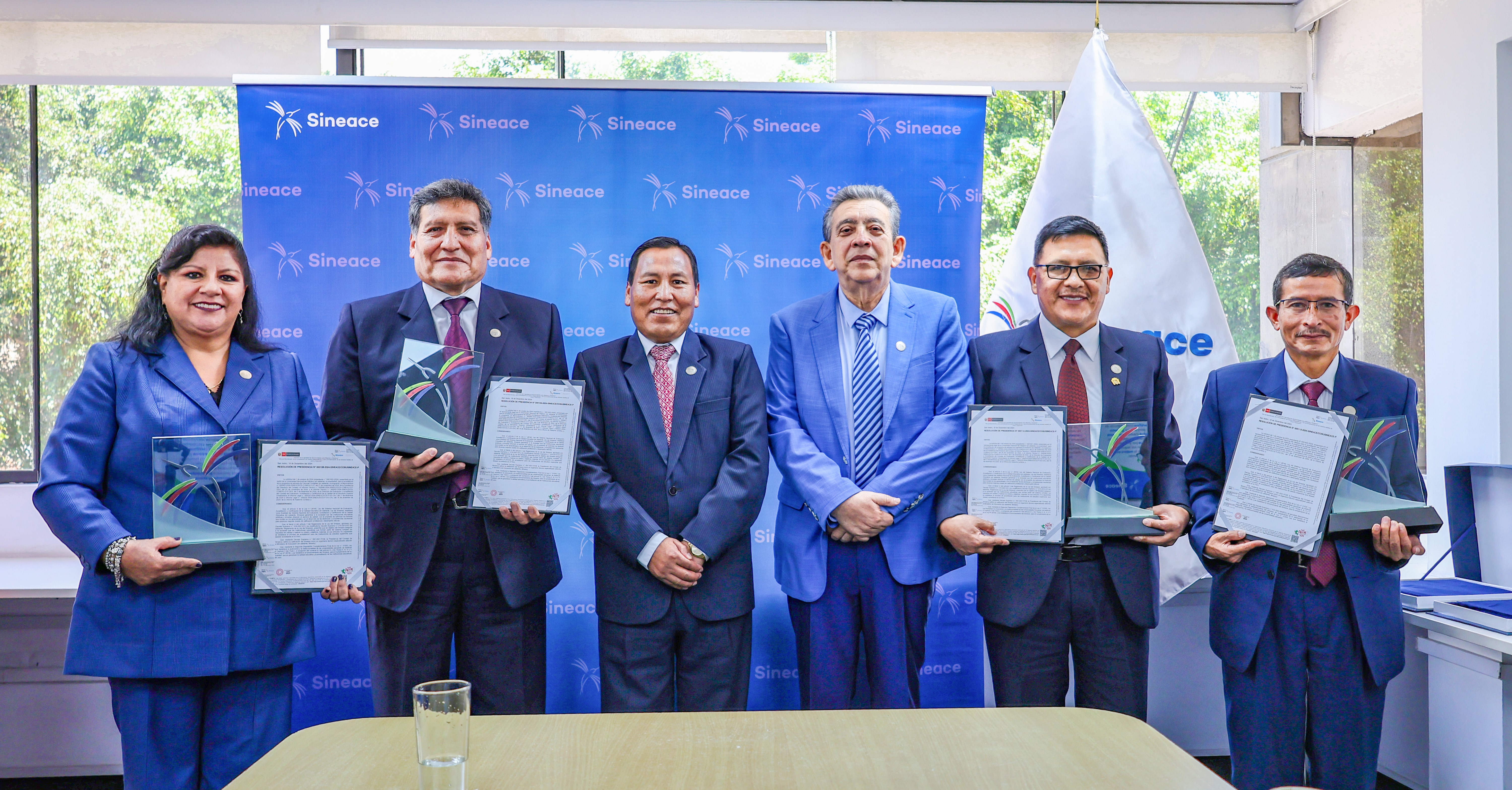 La Universidad Nacional del Altiplano de Puno reafirma su posición como una institución líder en educación superior, tras materializar la acreditación de 15 de sus programas académicos. Este logro, que incluye a cuatro carreras evaluadas bajo los rigurosos estándares del Sistema Nacional de Evaluación, Acreditación y Certificación de la Calidad Educativa (SINEACE), es un testimonio claro de su compromiso con la calidad educativa y su firme camino hacia la internacionalización.