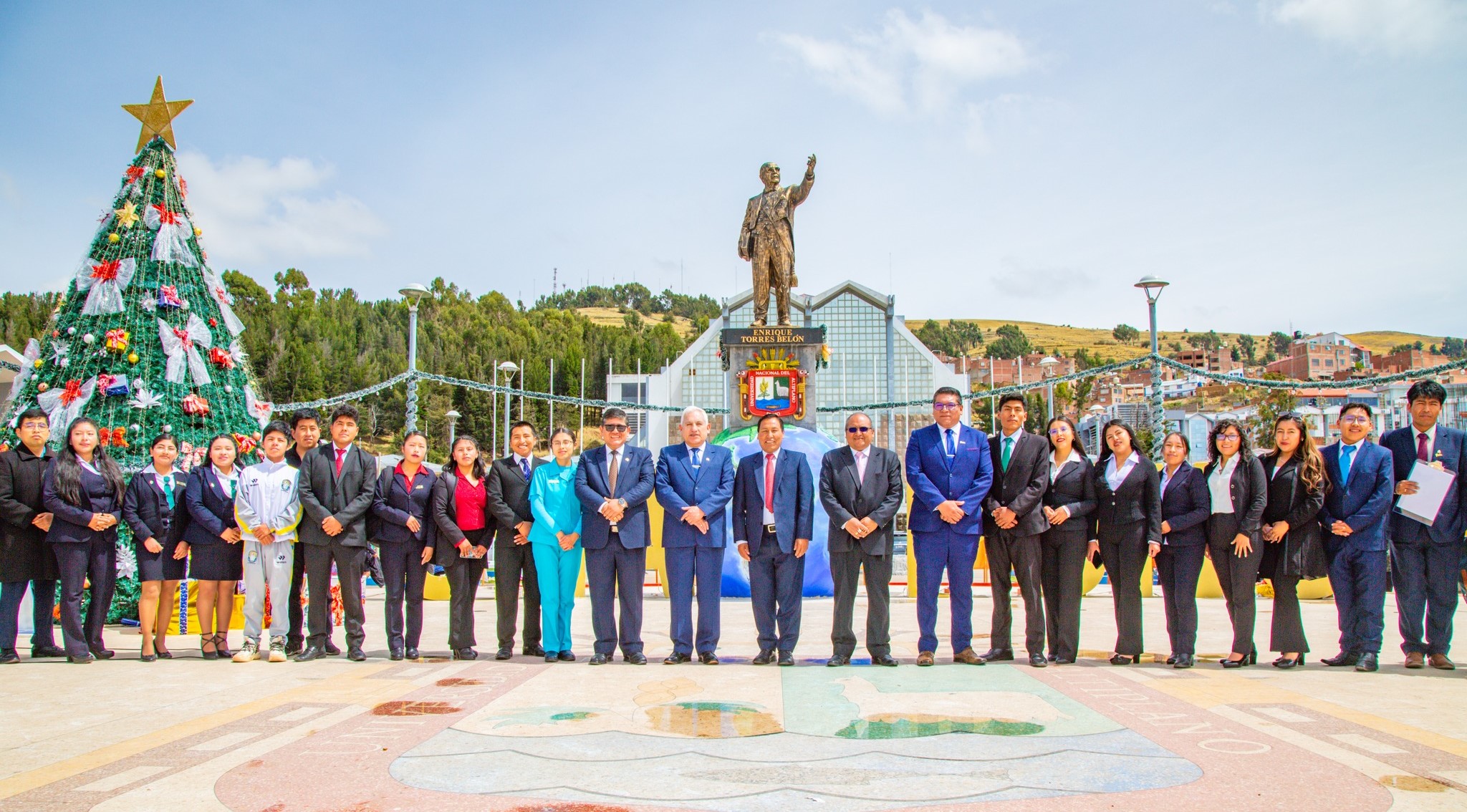 Con el objetivo fundamental de fomentar el desarrollo de habilidades de investigación, comunicación y divulgación científica entre los estudiantes universitarios, la Universidad Nacional del Altiplano Puno realizó una destacada feria de proyectos de tesis. La iniciativa busca potenciar la etapa de elaboración de las tesis, promoviendo una sólida cultura de investigación que contribuya al avance del conocimiento en diversas áreas académicas, impulsando el trabajo en equipo y la colaboración multidisciplinari