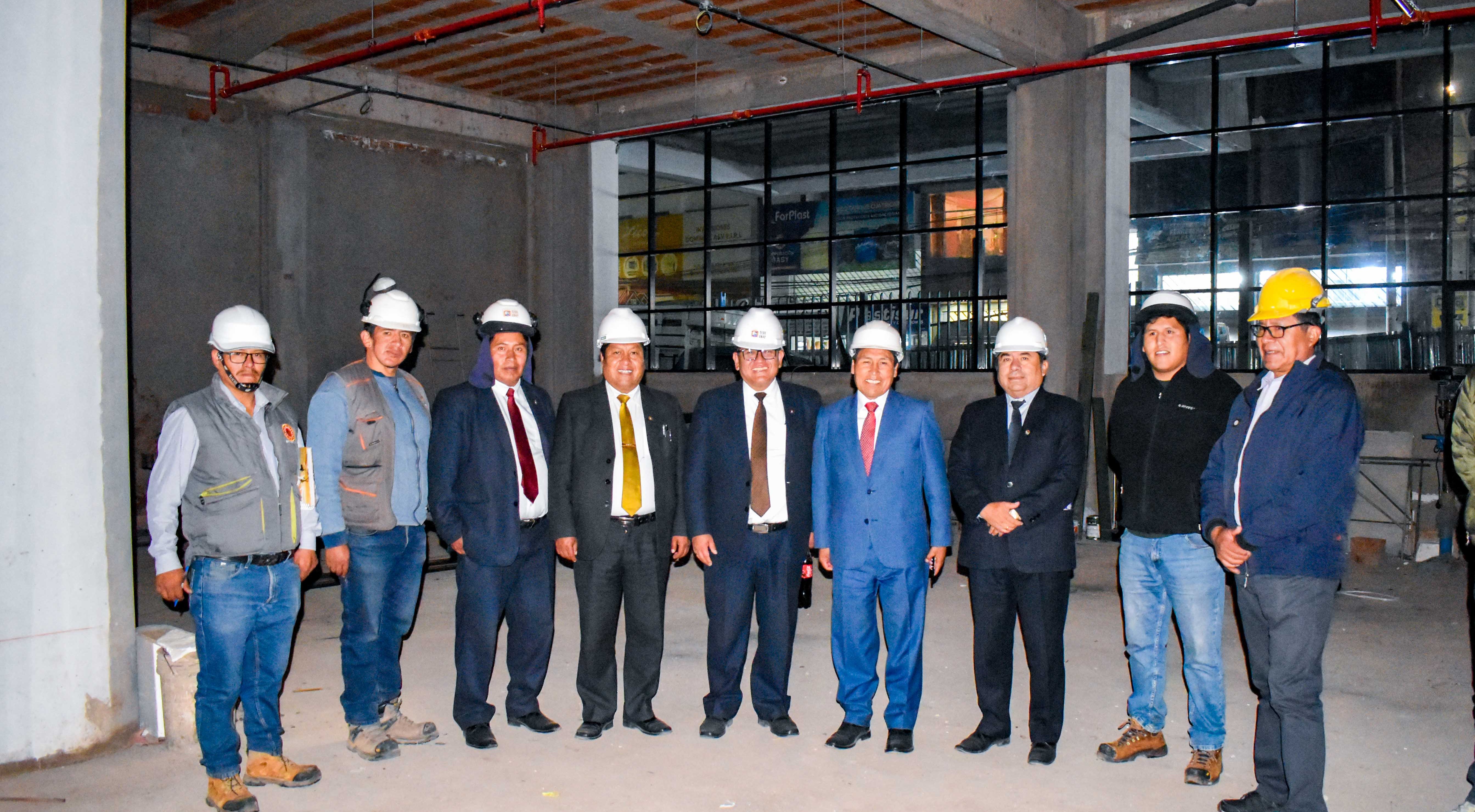 Hechos y no palabras. El Rector de la Universidad Nacional del Altiplano de Puno, Dr. Paulino Machaca Ari, encabezó una visita de inspección a la monumental obra “Construcción del Edificio de Rectorado de la UNA”, un moderno inmueble de siete niveles que se prevé sea entregado a finales del presente año a la comunidad universitaria y a la población puneña.