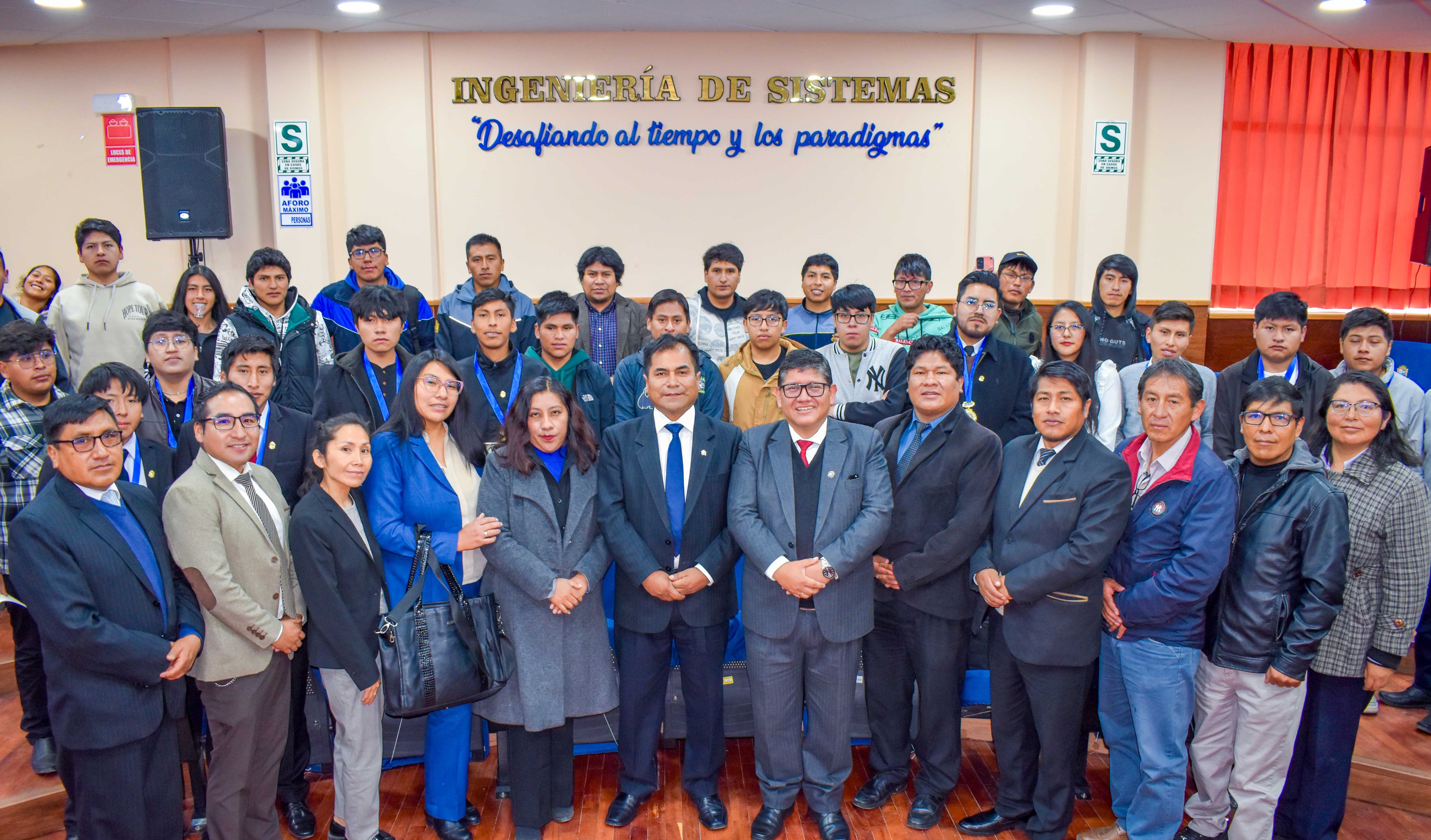 La Escuela Profesional de Ingeniería de Sistemas de la Universidad Nacional del Altiplano Puno llevó a cabo una ceremonia especial para la imposición de medallas y diplomas de reconocimiento. Este acto distinguió a estudiantes y egresados que resultaron ganadores en las categorías del Concurso de Proyectos Estudiantiles y Poster Científico, eventos que promueven la innovación y la aplicación práctica del conocimiento.