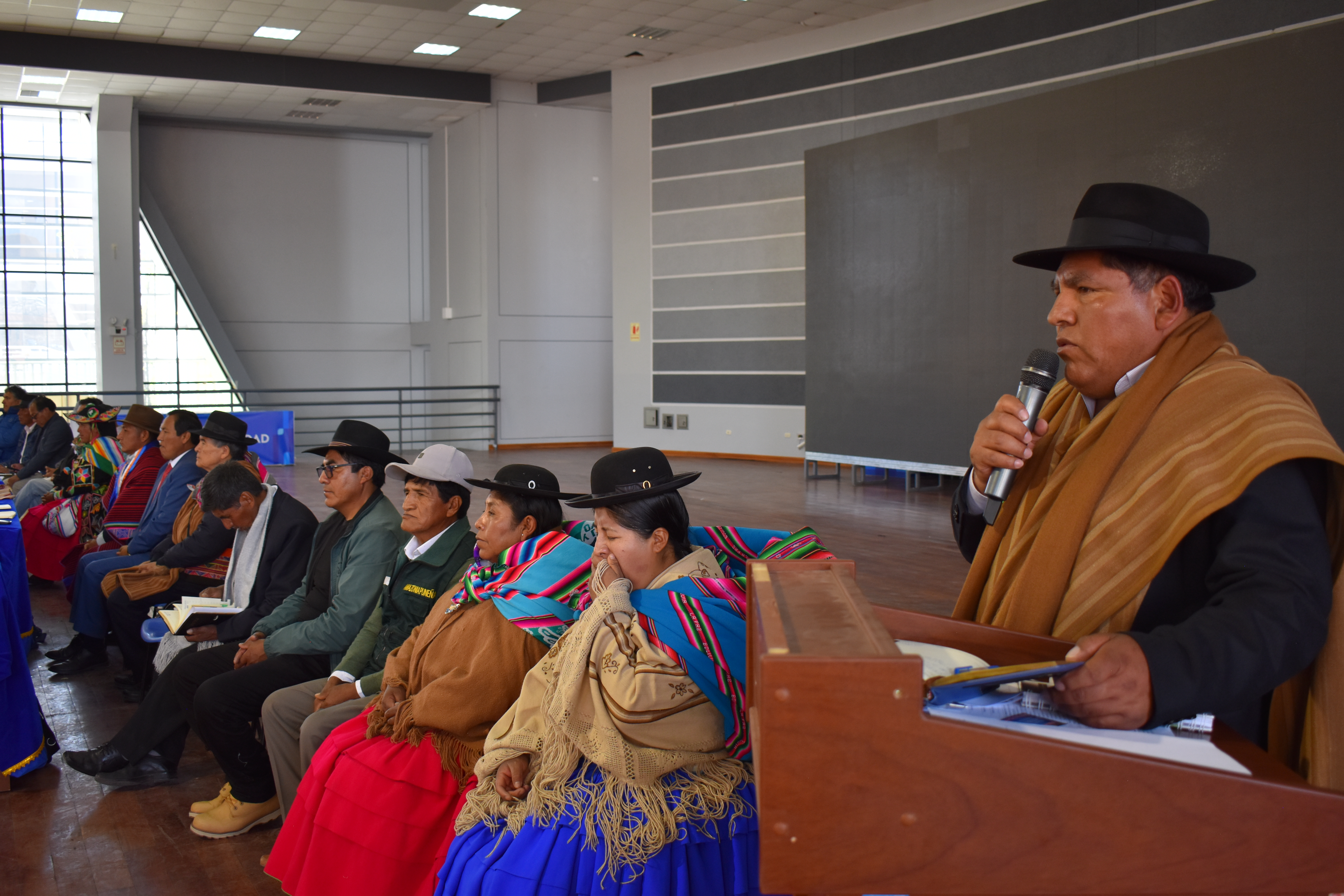 El Salón de Eventos de la Universidad Nacional del Altiplano de Puno es sede del VII Congreso de Autoridades Originarias de la Región de Puno, evento que agrupa a los autoridades y líderes quechuas y aymaras de la zona norte y sur de la región altiplánica, quienes durante los días 20 y 21 de compartirán temas como: funciones y diferencias entre autoridad originaria y teniente gobernador, ideales de los pueblos originarios, justicia comunitarios de las rondas campesinas, entre otros.