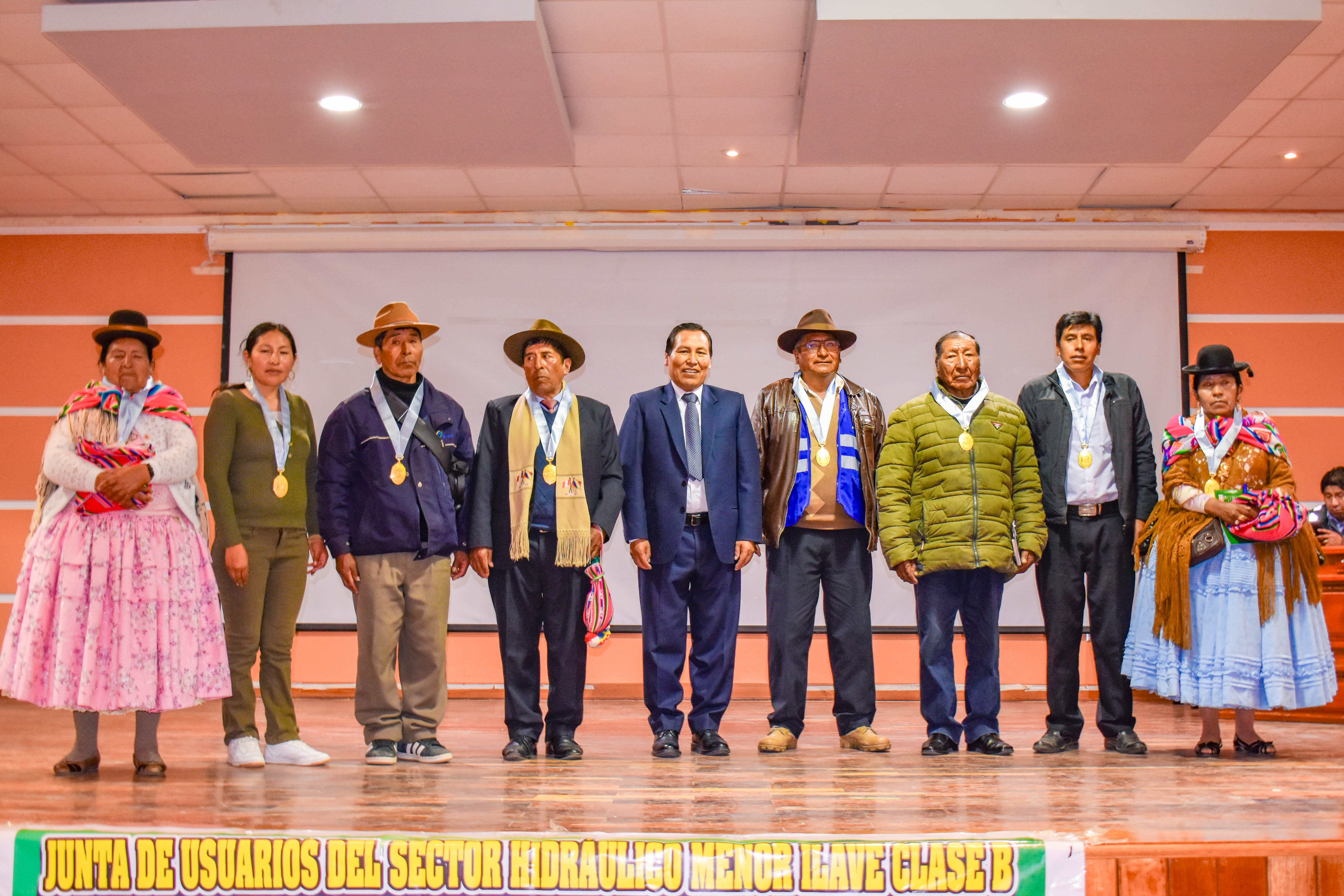 El Rector de la Universidad Nacional del Altiplano, Dr. Paulino Machaca Ari, inauguró el Foro denominado “Gestión Participativa y Equidad Hídrica”, desarrollado en el Salón de Grados de esta casa de estudios, recordando el rol fundamental de las entidades del Estado en garantizar la dotación de agua salubre apta para el consumo humano, así como apostar por el riego tecnificado en zonas agrícolas, lo que permita asegurar una sostenibilidad alimentaria regional. 