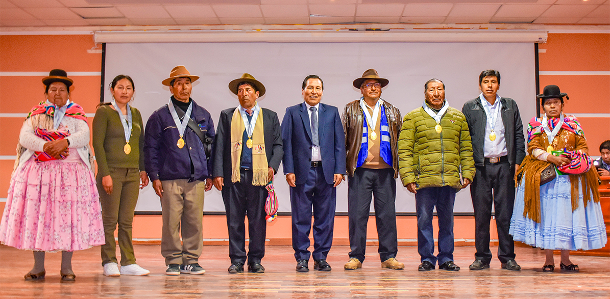 El Rector de la Universidad Nacional del Altiplano, Dr. Paulino Machaca Ari, inauguró el Foro denominado “Gestión Participativa y Equidad Hídrica”, desarrollado en el Salón de Grados de esta casa de estudios, recordando el rol fundamental de las entidades del Estado en garantizar la dotación de agua salubre apta para el consumo humano, así como apostar por el riego tecnificado en zonas agrícolas, lo que permita asegurar una sostenibilidad alimentaria regional. 