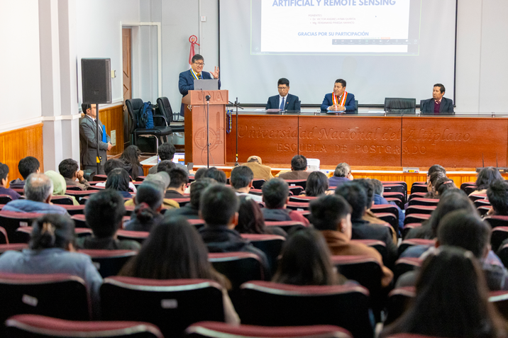 En presencia del Dr. Javier Mamani Paredes, Vicerrector Académico, el Dr. Juan Walter Tudela Mamani, director de la Escuela de Posgrado, el Dr. Ferdinand Pineda Ancco, responsable del Laboratorio de Inteligencia Artificial de la EPG se clausuró el Workshop de Inteligencia Artificial y Remote Sensing, práctica orientada al uso de IA para analizar e interpretar información mediante la IA en tareas reales y cotidianas.