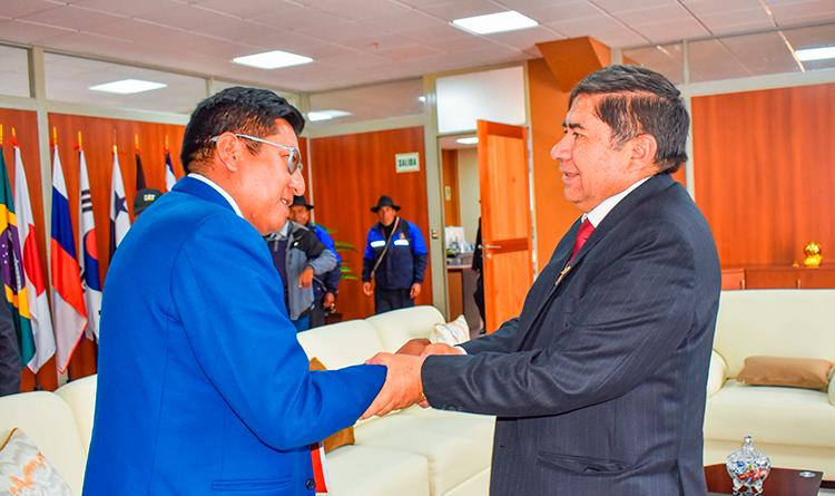 RECTOR RECIBE SALUDO DEL ALCALDE DE JULI